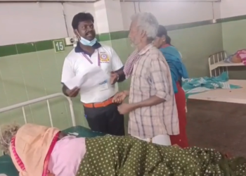 மழையில் நனைந்தபடி சாலையில் இருந்த மூதாட்டியை மீட்டு குடும்பத்தாரிடம் ஒப்படைத்த நெகழ்ச்சி