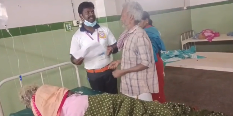 மழையில் நனைந்தபடி சாலையில் இருந்த மூதாட்டியை மீட்டு குடும்பத்தாரிடம் ஒப்படைத்த நெகழ்ச்சி