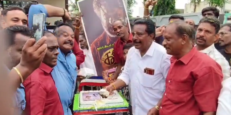 நாகர்கோவில் திரையரங்கில் ரசிகர்கள் மேளதாளங்கள் முழங்க கோலாகலமாக  கொண்டாட்டம்