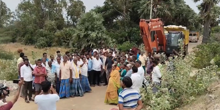 நீர்நிலையை பாதிக்கும் சவுடு மண் எடுக்க கிராம மக்கள் எதிர்ப்பு JCP, லாரி உள்ளிட்ட வாகனங்களை சிறைப்பிடித்து கிராம மக்களால் பரபரப்பு