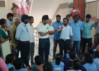 திருவள்ளூரில் அரசு மருத்துவ கல்லூரி மருத்துவமனையில் தூய்மை பணியாளரை கன்னத்தில் அறைந்த செவிலியரை கண்டித்து தர்ணா போராட்டம்