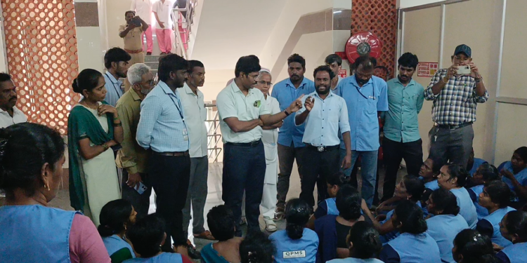 திருவள்ளூரில் அரசு மருத்துவ கல்லூரி மருத்துவமனையில் தூய்மை பணியாளரை கன்னத்தில் அறைந்த செவிலியரை கண்டித்து தர்ணா போராட்டம்