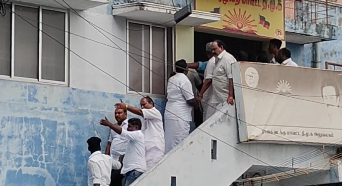 மயிலாடுதுறையில் நடைபெற்ற திமுக மாவட்ட கமிட்டி கூட்டத்தில் அடிதடி தகராறு