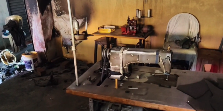 பிரபல டைலரிங் கடையில் தீ விபத்து தையல் மெஷின்கள் எரிந்து சேதம்