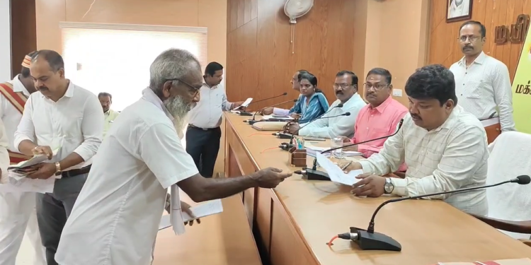 அகணி ஊராட்சியில் காட்டுப்பன்றிகள் நெற்பயிர்களை சேதப்படுத்துவதாக விவசாயிகள் மாவட்ட ஆட்சியர் அலுவலகத்தில் புகார்