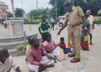 மயிலாடுதுறை மாவட்ட ஆட்சியர் அலுவலக வாயிலில் தர்ணா போராட்டத்தில் ஈடுபட்ட குடும்பத்தினர் கதறல்