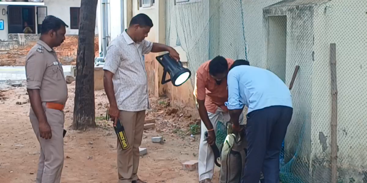 சீர்காழியில் பள்ளி மற்றும் கோவிலுக்கு வெடிகுண்டு மிரட்டல்