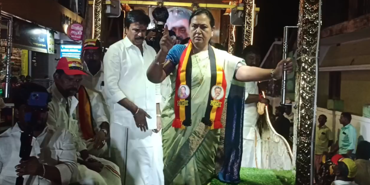 மயிலாடுதுறையில் தேமுதிக பொதுச்செயலாளர் பிரேமலதாவின் ரோடுஷோ நிகழ்ச்சி சுவாரசியம்