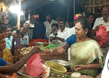 தேமுதிக பொதுச்செயலாளர் பிரேமலதா விஜயகாந்த் 100பேருக்கு காய்கறிதொகுப்பு