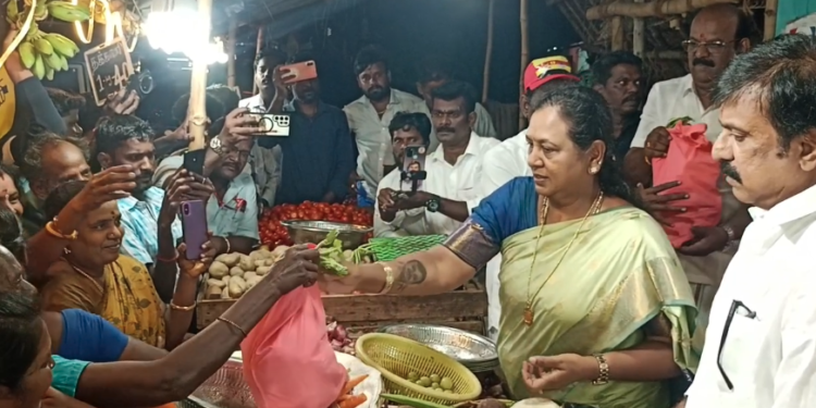 தேமுதிக பொதுச்செயலாளர் பிரேமலதா விஜயகாந்த் 100பேருக்கு காய்கறிதொகுப்பு