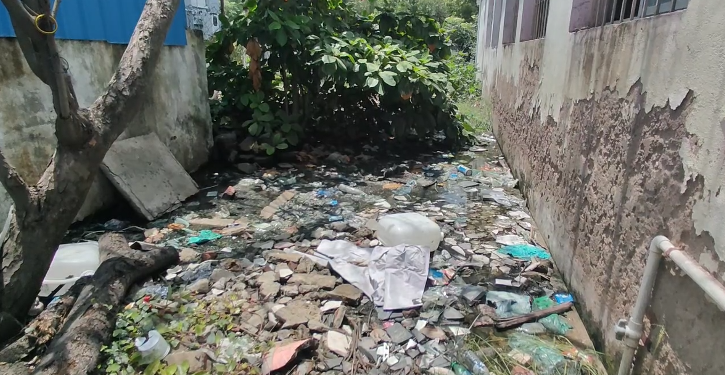 அரசு மருத்துவமனை வளாகத்தில் இரண்டு வருட காலமாக தேங்கிநிற்கும் கழிவுநீரால் சுகாதார சீர்கேடு