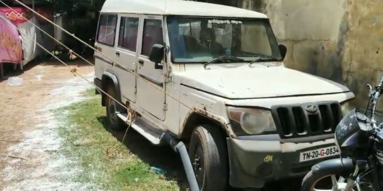 உங்களுடன் ஸ்டாலின் முகாமிற்காக அமைக்கப்பட்ட பந்தலை பழுதடைந்த வாகனத்தில் கயிறு கட்டி நிறுத்திய அவலம்