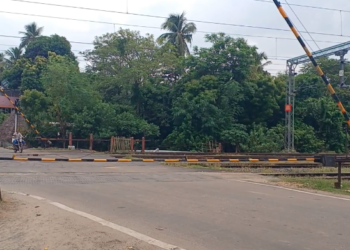 சீர்காழி ரயில்வே கேட்டில் சரக்கு வாகனம் மோதி கேட் பழுது திடீர் சிக்கலால் பரபரப்பு