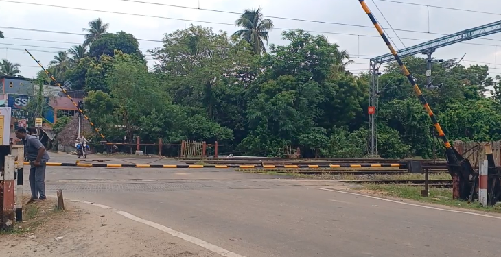 சீர்காழி ரயில்வே கேட்டில் சரக்கு வாகனம் மோதி கேட் பழுது திடீர் சிக்கலால் பரபரப்பு