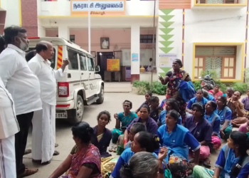 சீர்காழி நகராட்சி அலுவலக வாயிலில் குப்பை எடுப்பது தொடர்பாக திடீர் தர்ணா போராட்டம்