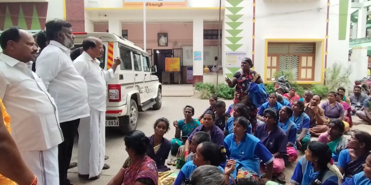 சீர்காழி நகராட்சி அலுவலக வாயிலில் குப்பை எடுப்பது தொடர்பாக திடீர் தர்ணா போராட்டம்
