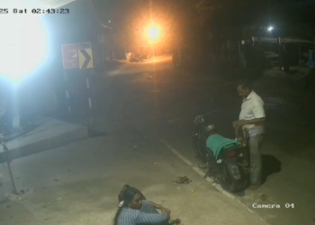 மயிலாடுதுறை கிராமக்கோயிலில் உண்டியலை பெண்ணின் துணையுடன் வந்த நபர் திருடிச்செல்லும் CCTV