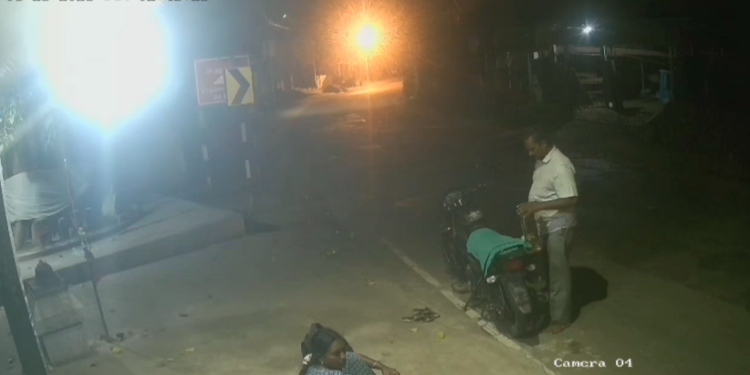 மயிலாடுதுறை கிராமக்கோயிலில் உண்டியலை பெண்ணின் துணையுடன் வந்த நபர் திருடிச்செல்லும் CCTV