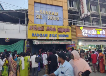 மயிலாடுதுறையில் பிரபல துணிக்கடையில் அதிரடி ஆஃபர் காரணமாக கடை முன்பு குவிந்த பொதுமக்கள்