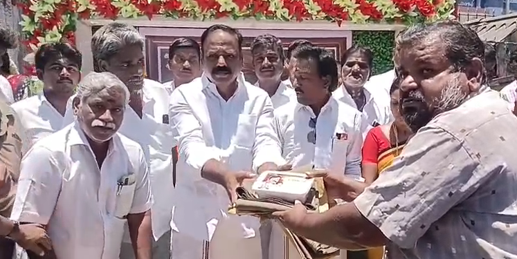 தேமுதிக தலைவர் கேப்டன் அவர்களின் பிறந்த நாளையொட்டி 100ஆட்டோ ஓட்டுநர்களுக்கு காக்கி சட்டை,பேண்ட்