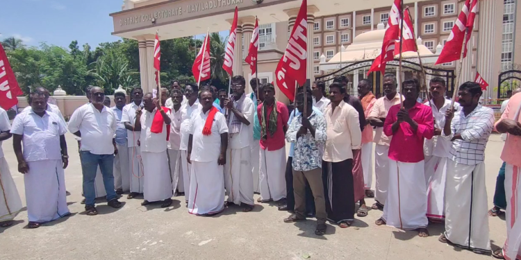 எடமணல் நுகர்பொருள் வாணிகழக கிடங்கில் சுமை பணி கைவிடக்கோரி தொழிலாளர்கள் ஆர்ப்பாட்டம்