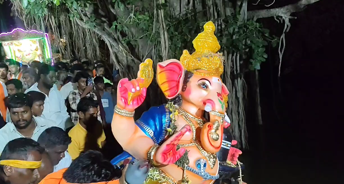 தரங்கம்பாடி விநாயகர் சிலைகள் ஊர்வலமாக எடுத்து வரப்பட்டு நீர் நிலைகளில் கரைப்பு