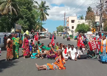 சீர்காழியில் விபத்தில் உயிரிழந்த துப்புரவு தொழிலாளருக்கு நிவாரணம் கோரி சாலை மறியல்