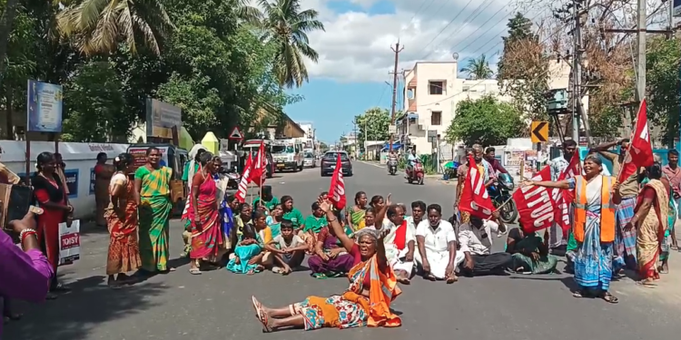 சீர்காழியில் விபத்தில் உயிரிழந்த துப்புரவு தொழிலாளருக்கு நிவாரணம் கோரி சாலை மறியல்
