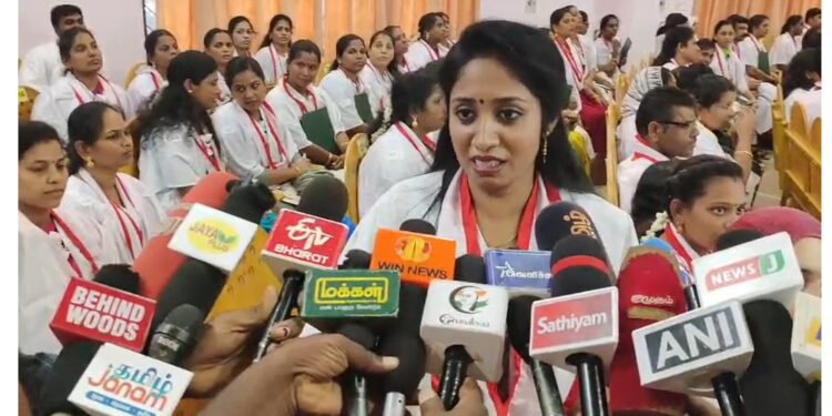 ஆளுநருக்கு ஷாக் கொடுத்த இளம்பெண்..!