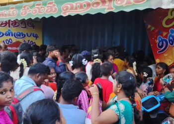 பிரபல துணிக்கடையில் அதிரடி ஆஃபர் காரணமாக கடை முன்பு குவிந்த பொதுமக்கள்