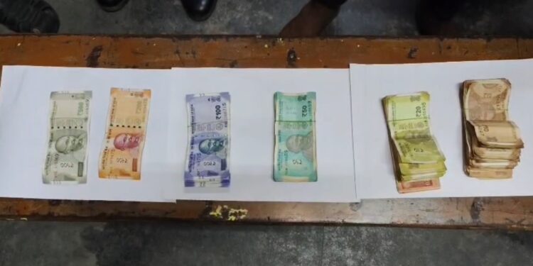 மது குடிக்க பணம் இல்லை… கோவில் உண்டியலை திருடிச் சென்ற இளைஞர்..!