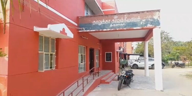 சிறை காவலரை, வீடு புகுந்து தாக்கிய திமுக கவுன்சிலர்..!