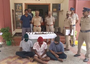 ஆசிரியரின் தாலியை அவிழ்த்த மர்மநபர்கள்..!