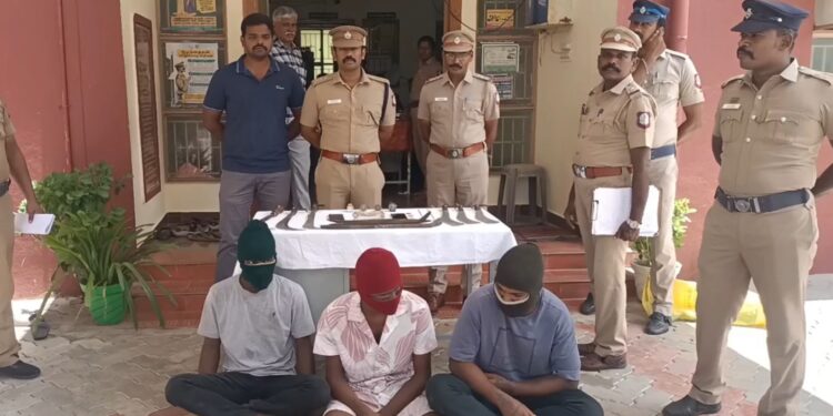 ஆசிரியரின் தாலியை அவிழ்த்த மர்மநபர்கள்..!