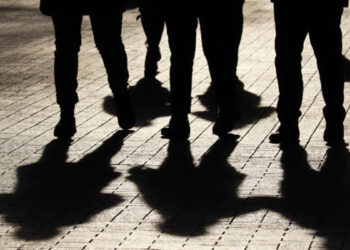 நள்ளிரவில் வீட்டிற்குள் புகுந்து பெண்ணை தாக்கி நகை, பணம் கொள்ளை