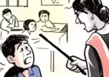 மாணவனின் கையை முறுக்கிய தலைமை ஆசிரியர் – பரிசோதனையில் அதிர்ச்சி !