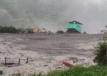 உத்தரகண்டில் காட்டாற்று வெள்ளம் : 50க்கும் மேற்பட்டோர் சிக்கியுள்ளனர் !