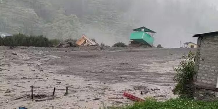 உத்தரகண்டில் காட்டாற்று வெள்ளம் : 50க்கும் மேற்பட்டோர் சிக்கியுள்ளனர் !