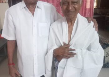 93 வயது குருவுக்கும், 85 வயது மாணவனுக்கும் இடையே நெகிழ்ச்சி சந்திப்பு