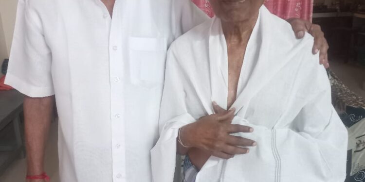 93 வயது குருவுக்கும், 85 வயது மாணவனுக்கும் இடையே நெகிழ்ச்சி சந்திப்பு