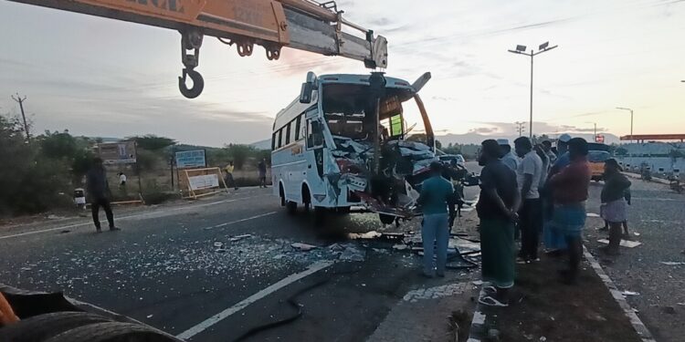 வத்தலகுண்டு அருகே பைபாஸில் கோர விபத்து: சுற்றுலா வேன்கள் நேருக்கு நேர் மோதியதில் 15 பேர் படுகாயம். ஐந்து பேர் நிலைமை கவலைக்கிடம்