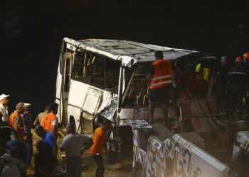 அல்ஜீரியாவில் ஆற்றில் பஸ் கவிழ்ந்து விபத்து ; 18 பேர் பலி