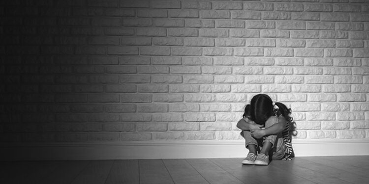 11 வயது சிறுமிக்கு பாலியல் தொந்தரவு – தந்தையை தாக்கிய குற்றவாளி !