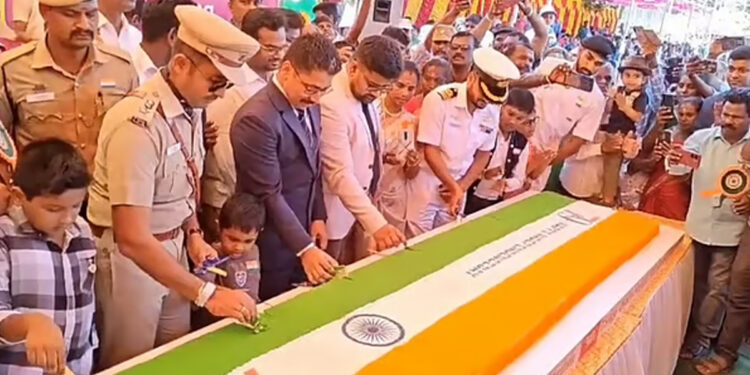 தேசியக் கொடி வடிவிலான கேக் வெட்டி IAS–IPS அதிகாரிகள் சர்ச்சையில்