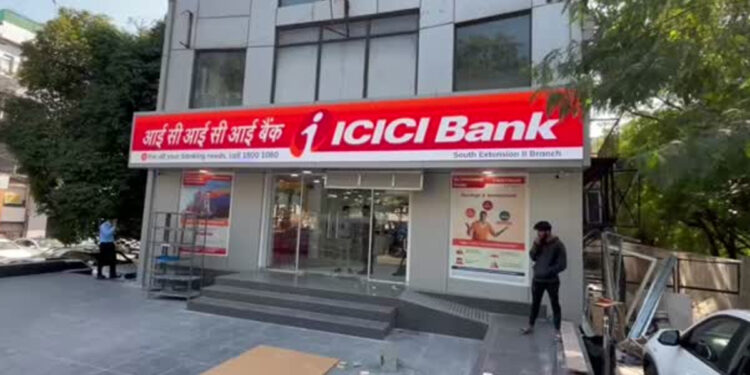 ஐசிஐசிஐ வங்கி அதிரடி மாற்றம்: வாடிக்கையாளர்களுக்கு குறைந்தபட்ச இருப்பு ரூ.50,000!