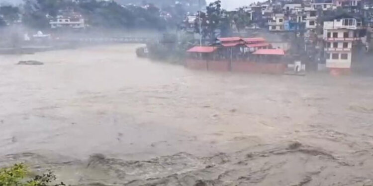 கனமழை, பெருவெள்ளத்தால் ஸ்தம்பித்த இமாச்சல பிரதேசம் – 536 சாலைகள் மூடல் !