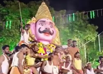 மீஞ்சூர் மன்னீஸ்வரர் கோயிலில் கத்தி திருவிழா.. வெள்ளி வாளை சமர்பித்த பக்தர்கள்!