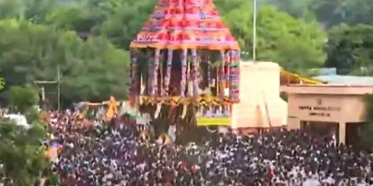 கள்ளழகர் கோவிலில் ஆடித்தேரோட்டம்.. ஆயிரக்கணக்கான பக்தர்கள் திரளாக பங்கேற்பு!