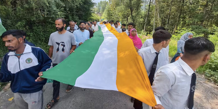 ஜம்மு காஷ்மீரில் 2 கிமீ நீள தேசிய கொடி பேரணி ; 5,000 பேர் பங்கேற்பு