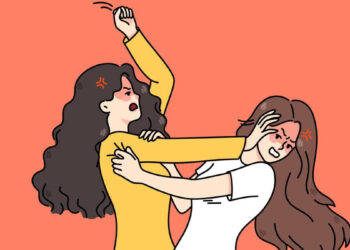 மாமியாரை கழுத்து நெரித்து கொன்ற மருமகள் – போலீசில் சரணடைப்பு